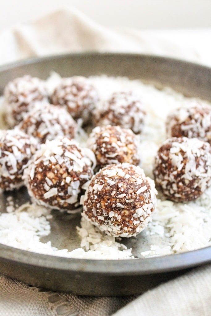 These Chocolate Coconut Almond Energy Balls taste like Almond Joy candies - but way healthier! Just 6 ingredients and 5 minutes to #vegan, #glutenfree on the go snack. Recipe via @fannetasticfood