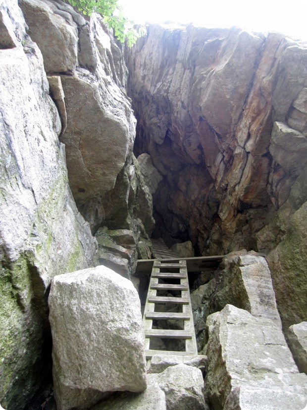 mohonk mountain house labyrinth trail crevice
