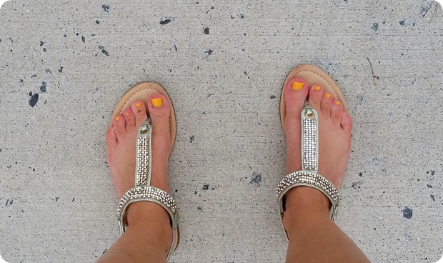 yellow toe nail polish