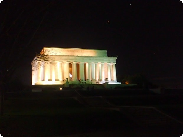 lincoln memorial nighttime