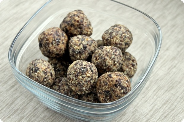 oatmeal raisin energy bites