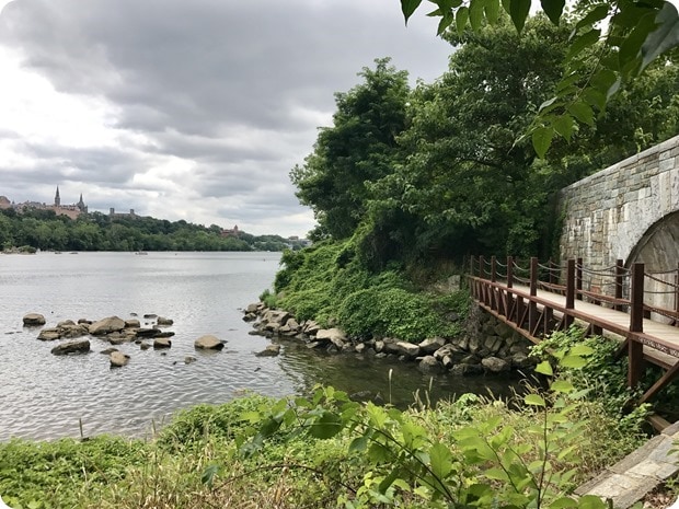hiking along the potomac river in virginia