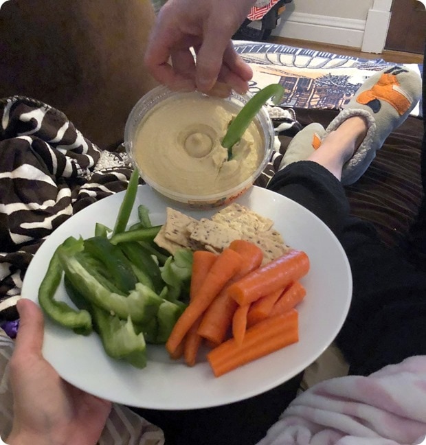 pre dinner snacks hummus veg crackers
