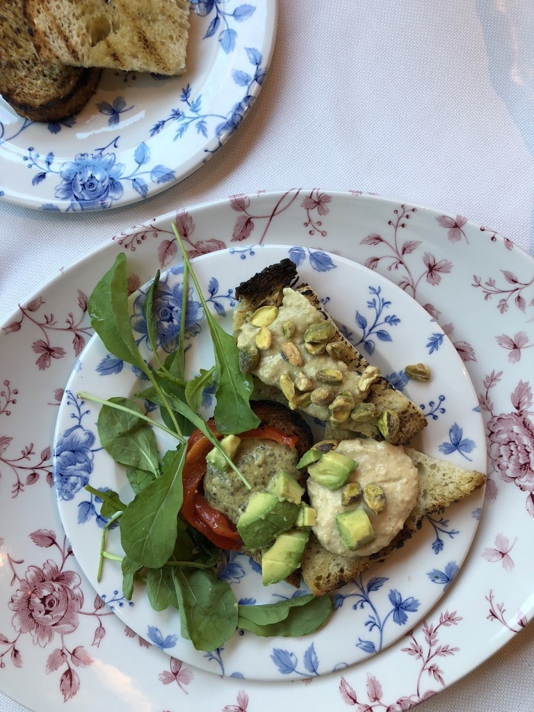 hummus toast