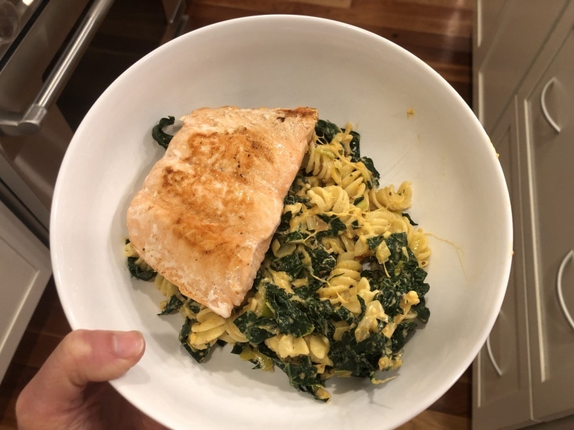 cheesy noodles with kale and salmon