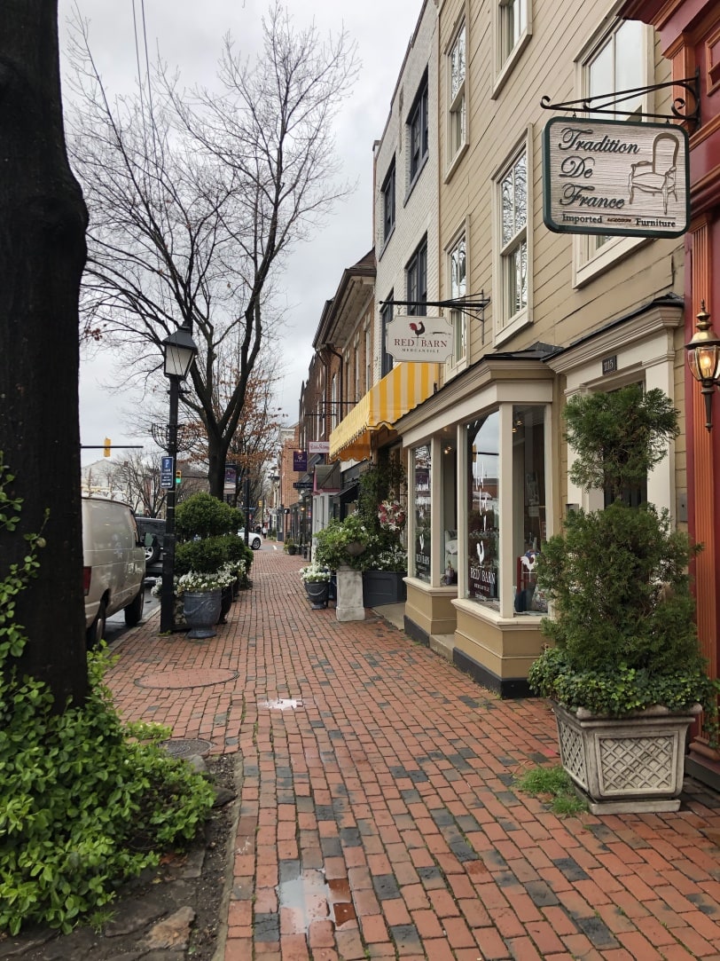 running through quaint old town alexandria