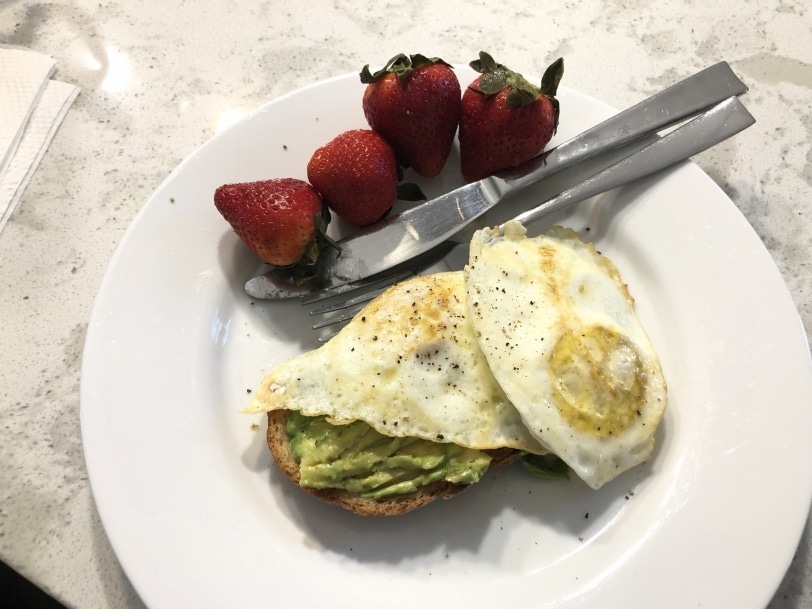 avocado toast with fried eggs and strawberries