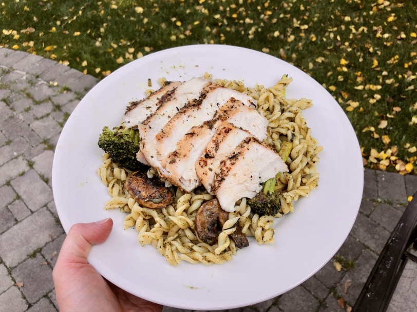pesto chicken pasta with broccoli and mushrooms