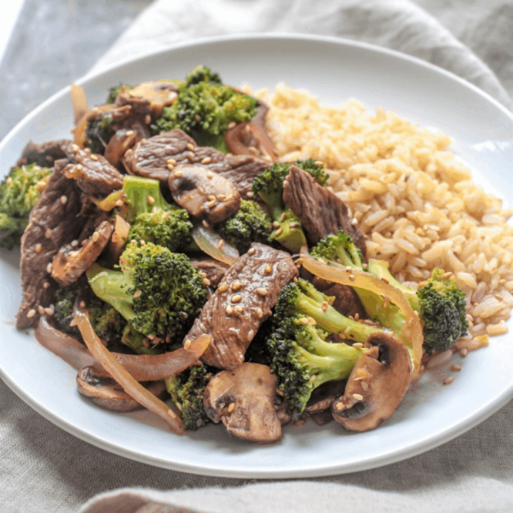 30-Minute Healthy Beef and Broccoli Stir Fry with Ginger (One Pan)