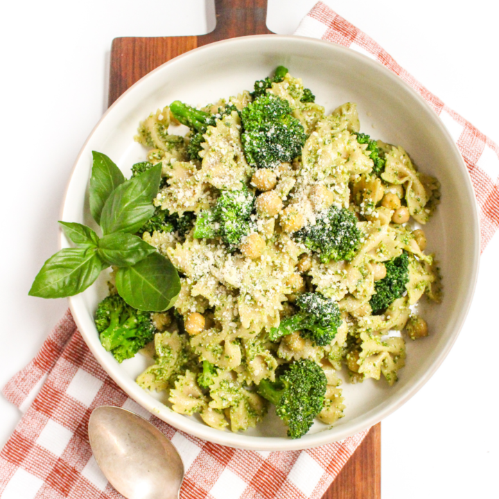 30-Minute Pesto Pasta with Broccoli & Chickpeas (Vegetarian)