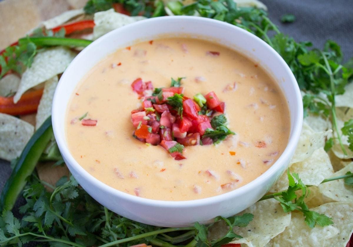 healthy queso dip with hummus